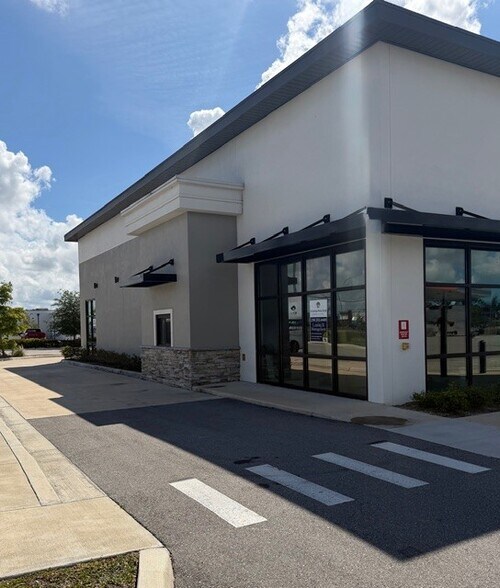 1465 SW 4th St, Cape Coral, FL à louer - Photo de l’immeuble – Image 3 sur 7