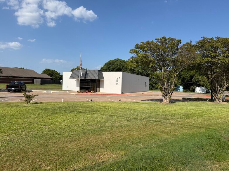 300 N Broadway St, Joshua, TX à louer - Photo de l’immeuble – Image 2 sur 20