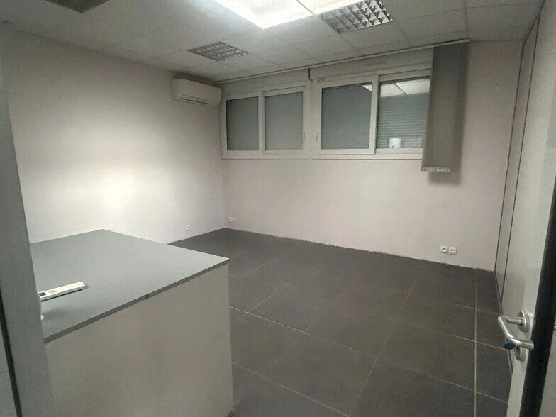 Local d'activités dans Les Chères à vendre - Photo de l’immeuble – Image 3 sur 8