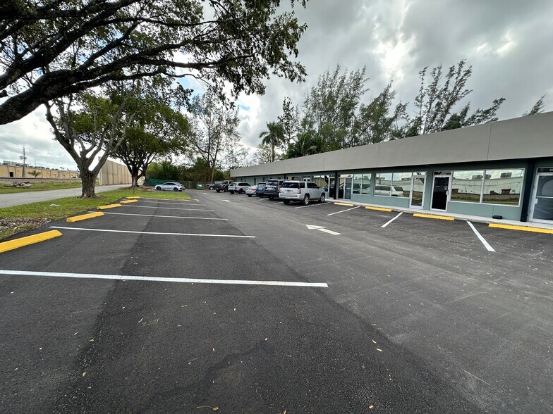 2900 W Hallandale Beach Blvd, Hallandale, FL à louer - Photo de l’immeuble – Image 3 sur 11