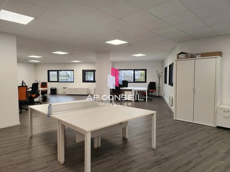 Bureau dans Montigny-le-Bretonneux à louer - Photo de l’immeuble – Image 1 sur 6