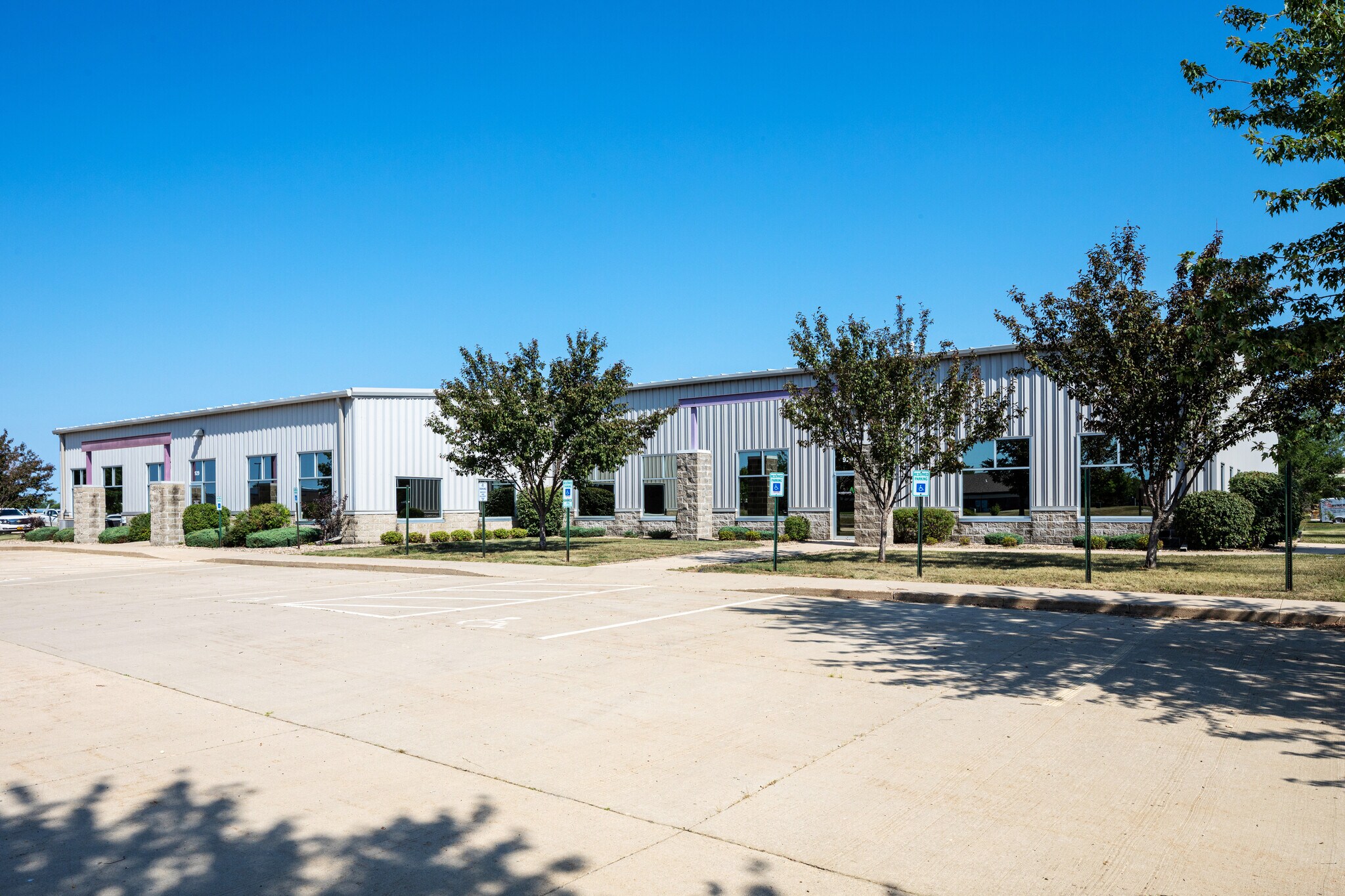 921-929 Marthas Way, Hiawatha, IA à vendre Photo principale– Image 1 sur 24