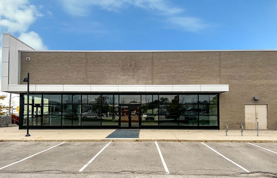 1330 Castlefield Ave, Toronto, ON à louer - Photo de l’immeuble – Image 2 sur 4