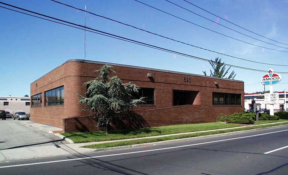 520 W Old Country Rd, Hicksville, NY à vendre - Photo de l’immeuble – Image 2 sur 8
