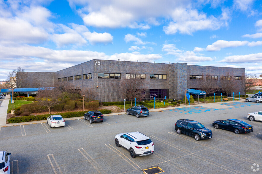 75 Crystal Run Rd, Middletown, NY à louer - Photo de l’immeuble – Image 1 sur 7