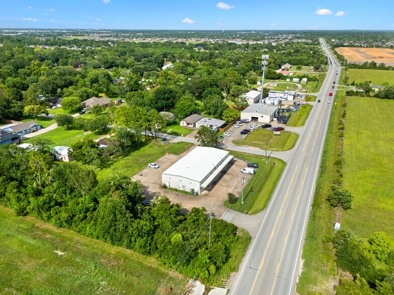8019 FM 517 Rd W, Dickinson, TX à louer - Photo principale – Image 1 sur 16