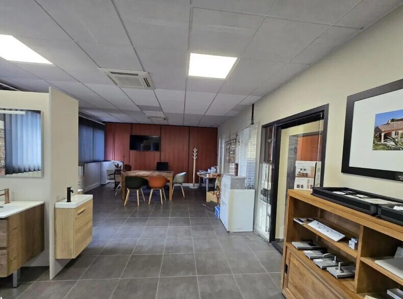 Bureau dans Solliès-Ville à louer - Photo de l’immeuble – Image 3 sur 11
