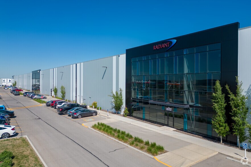 2626 Country Hills Blvd NE, Calgary, AB à louer - Photo de l’immeuble – Image 3 sur 5