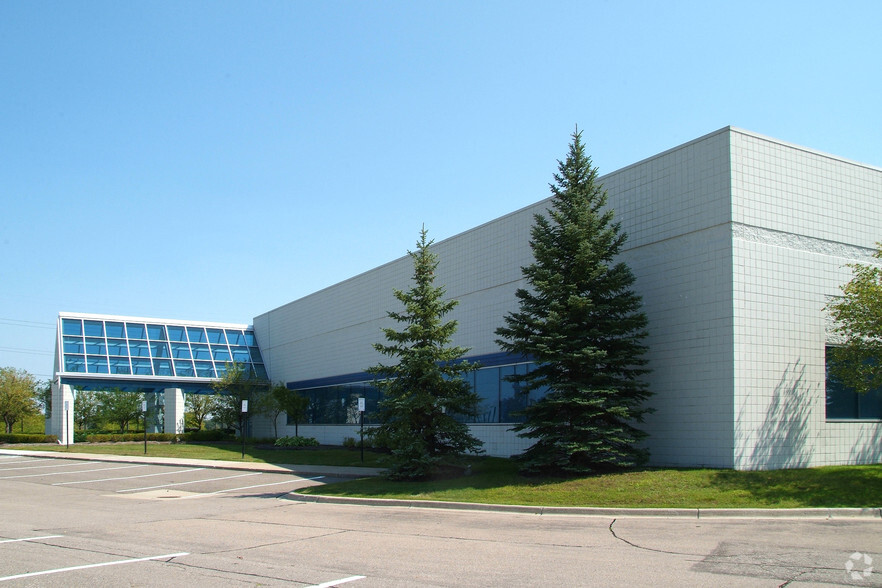 2500 Centerpoint Pky, Pontiac, MI à louer - Photo de l’immeuble – Image 3 sur 12