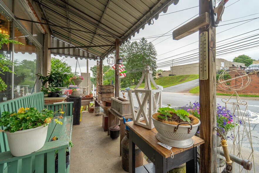 153 E Palmer St, Franklin, NC à vendre - Photo de l’immeuble – Image 2 sur 48
