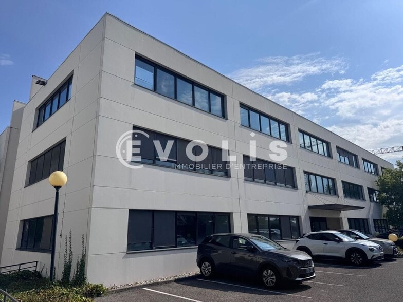 23 Rue Maryse Bastié, Bron à louer - Photo de l’immeuble – Image 2 sur 7