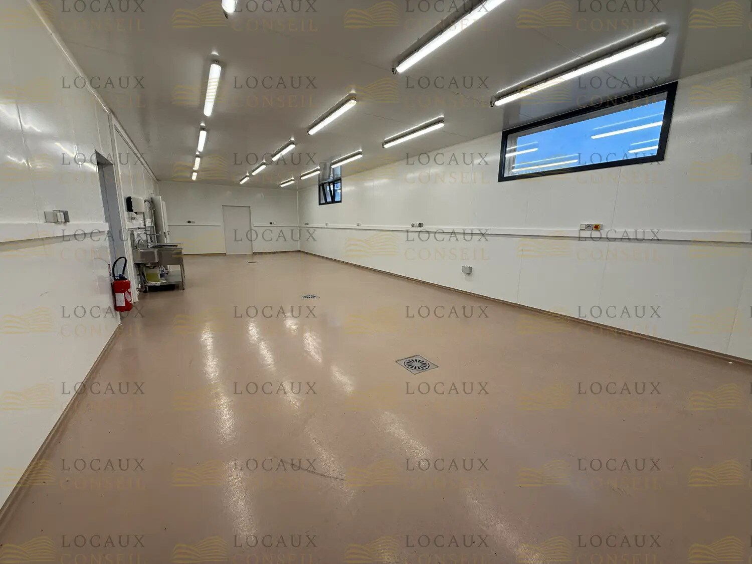 Local d’activités dans Ennery à louer Photo de l’immeuble– Image 1 sur 9