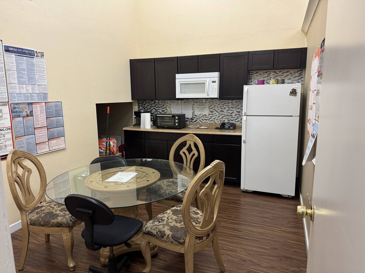2950 E Flamingo Rd, Las Vegas, NV 89121 - Lot J - - Photo intérieure - Image 1 of 8