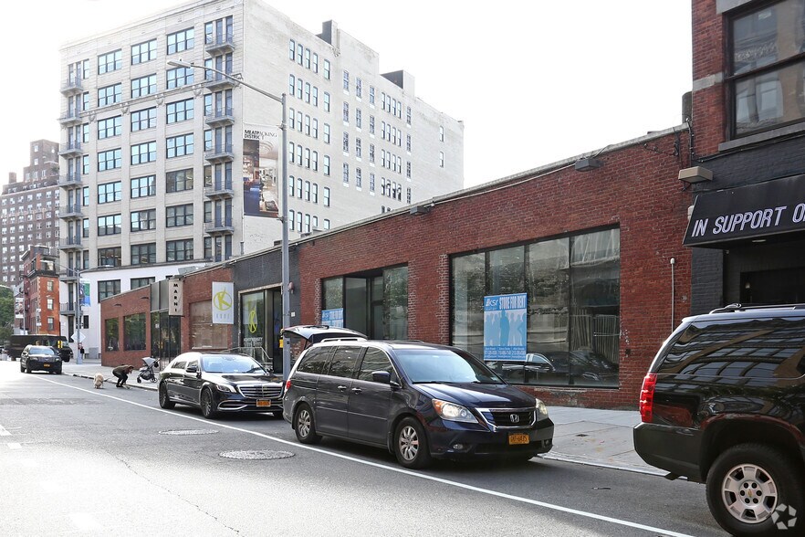332 W 13th St, New York, NY à louer - Photo de l’immeuble – Image 3 sur 4