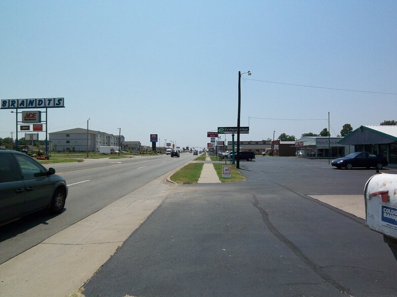 3206 N 14th St, Ponca City, OK à vendre - Photo de l’immeuble – Image 2 sur 5