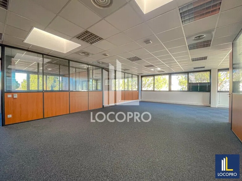 Bureau dans Rousset à louer - Photo principale – Image 1 sur 12