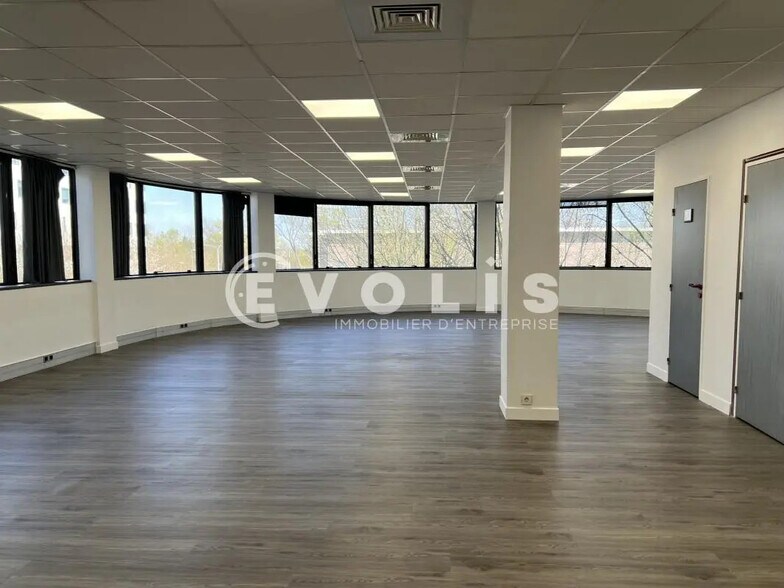 Bureau dans Noisy-le-Grand à louer - Photo de l’immeuble – Image 2 sur 9