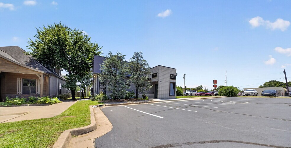 3326 E 27th Pl S, Tulsa, OK à louer - Photo de l’immeuble – Image 1 sur 31