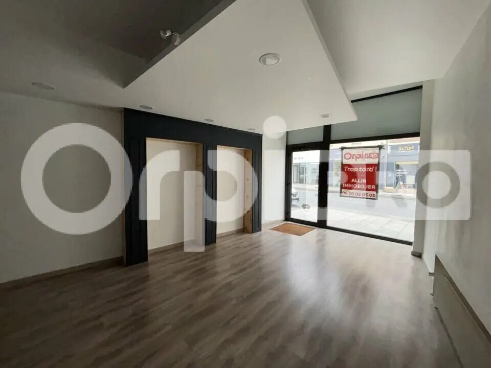 Local commercial dans Montluçon à louer Photo de l’immeuble– Image 1 sur 5