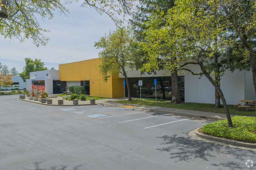 2345-2349 Circadian Way, Santa Rosa, CA à louer - Photo de l’immeuble – Image 3 sur 8
