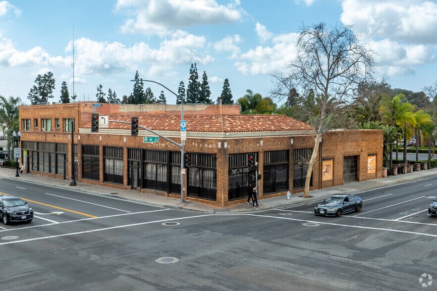 100 S Main St, Santa Ana, CA à louer - Photo de l’immeuble – Image 2 sur 21
