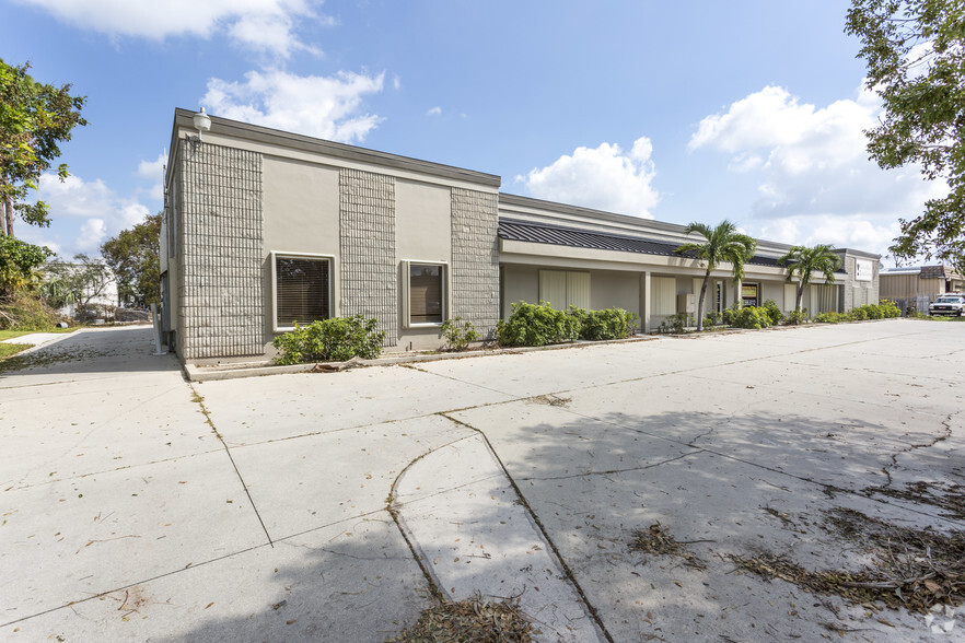 2073-2083 J And C Blvd, Naples, FL à louer - Photo principale – Image 1 sur 5