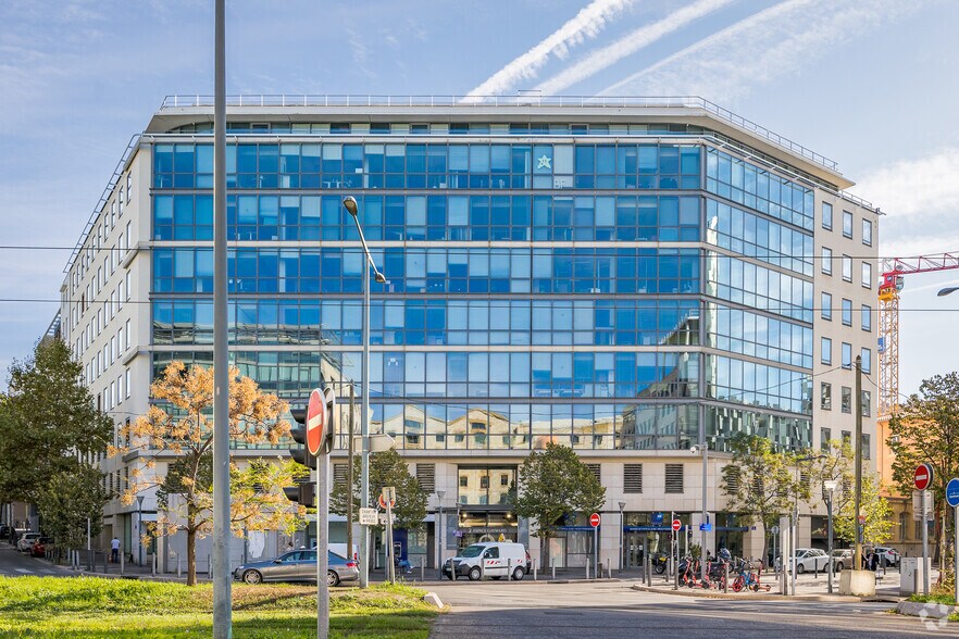 2 Place Laurent D'Arvieux, Marseille à louer - Photo de l’immeuble – Image 2 sur 6