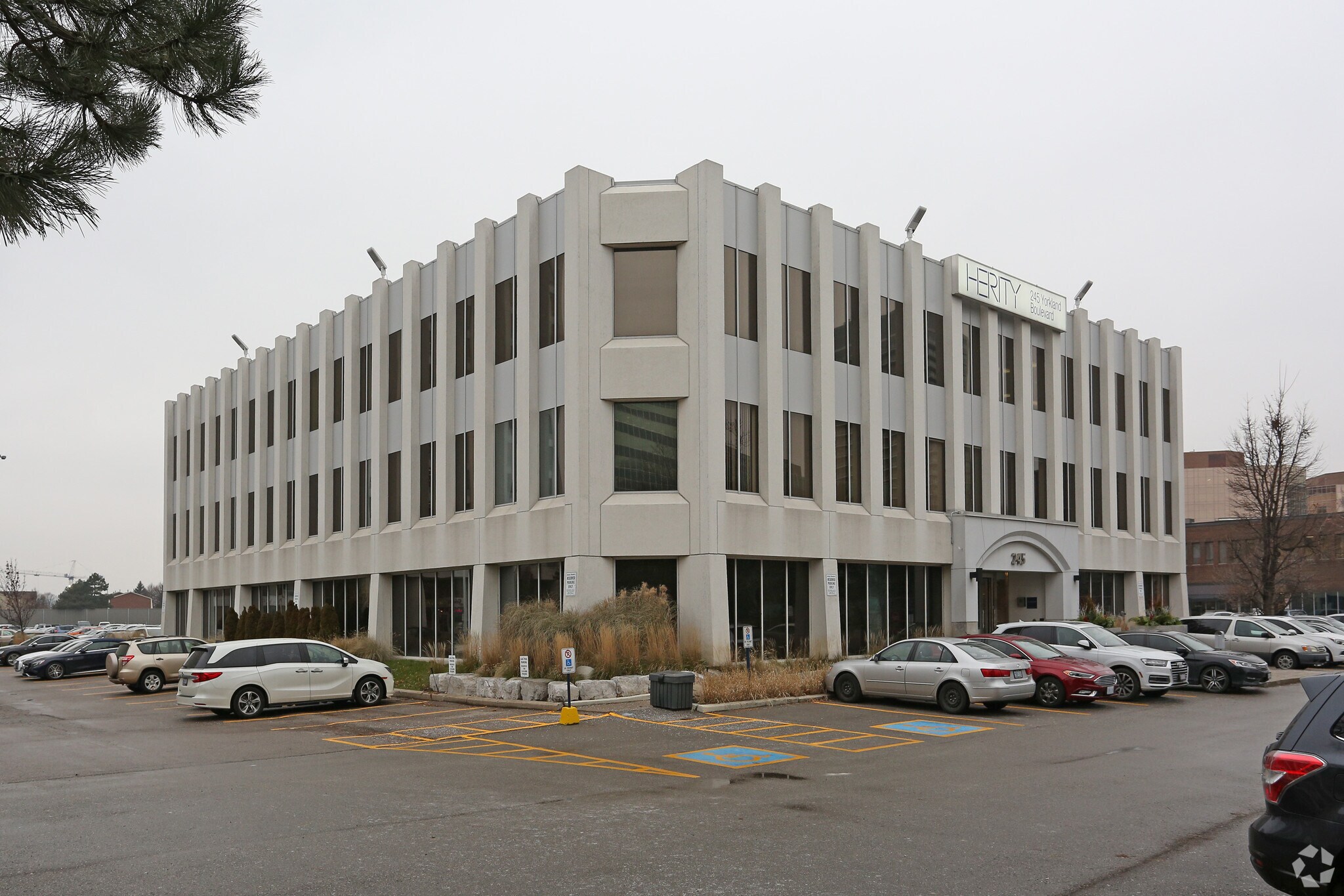 245 Yorkland Blvd, Toronto, ON à louer Photo principale– Image 1 sur 11