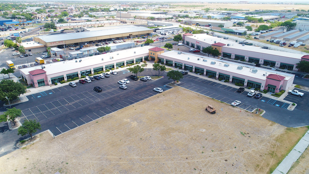 5711 McPherson Rd, Laredo, TX à louer - Photo de l’immeuble – Image 1 sur 4