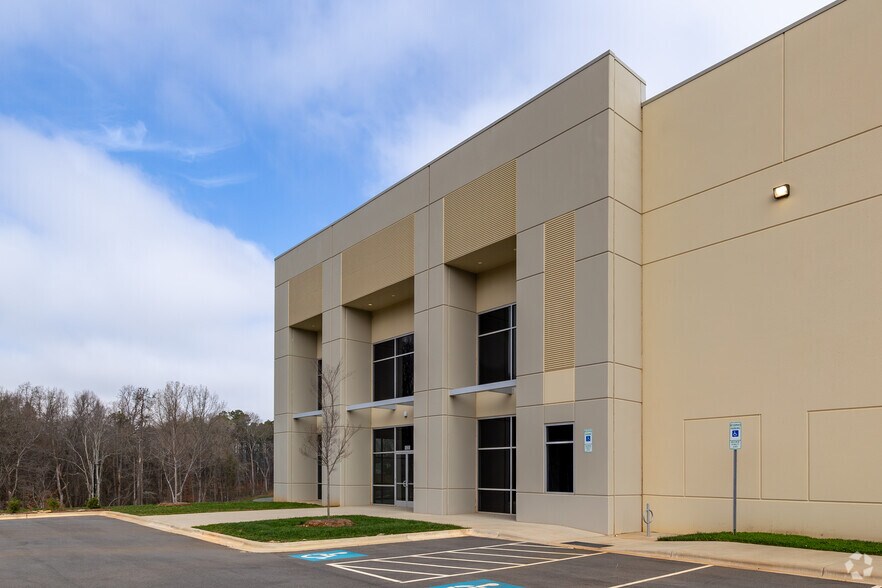 5020 Meadow Oak Commerce Pky, Charlotte, NC à louer - Photo de l’immeuble – Image 3 sur 12