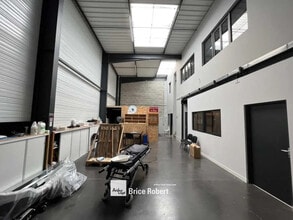 Local d’activités dans Sathonay-Camp à louer Photo intérieure– Image 1 sur 5