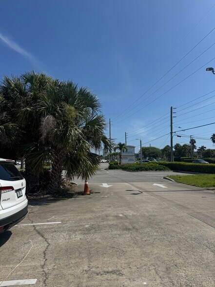2003 N Atlantic Ave, Cocoa Beach, FL à louer - Photo de l’immeuble – Image 2 sur 10