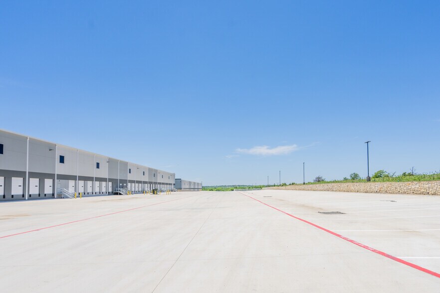 McAngus Rd & TX 130, Del Valle, TX à louer - Photo de l’immeuble – Image 1 sur 17