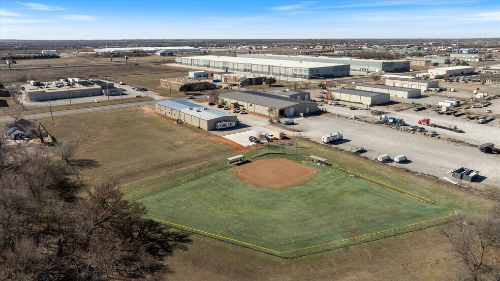 9315 W Reno Ave, Oklahoma City, OK à louer - Photo de l’immeuble – Image 3 sur 9