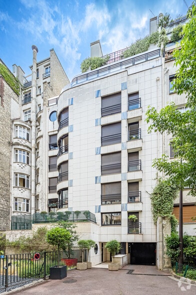 Immeuble residentiel dans Paris à vendre - Photo principale – Image 1 sur 1
