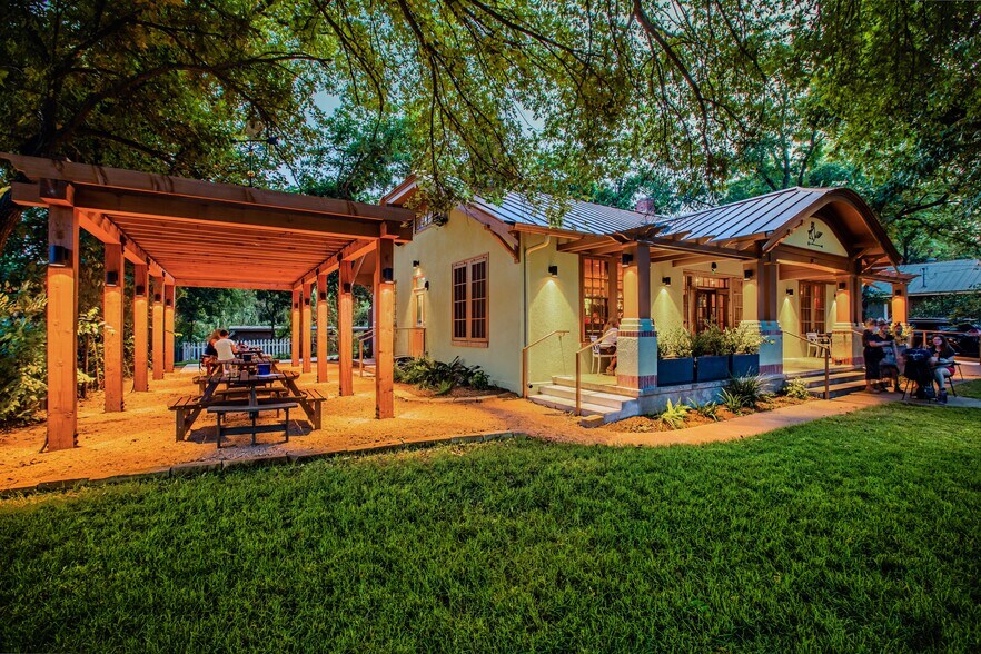 313 E San Antonio St, Fredericksburg, TX à vendre - Photo principale – Image 1 sur 4