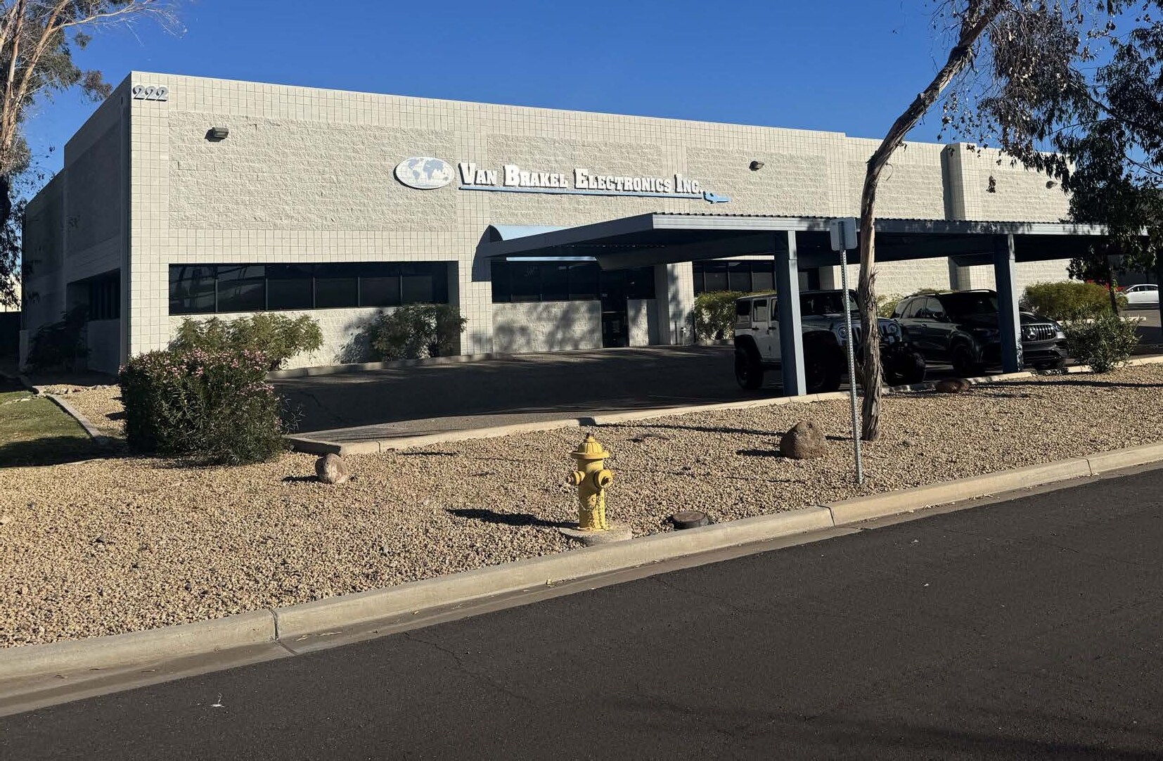 222 W Lone Cactus Dr, Phoenix, AZ à louer Photo de l’immeuble– Image 1 sur 5
