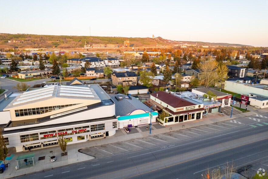6507-6511 Bowness Rd NW, Calgary, AB à louer - Aérien – Image 3 sur 14