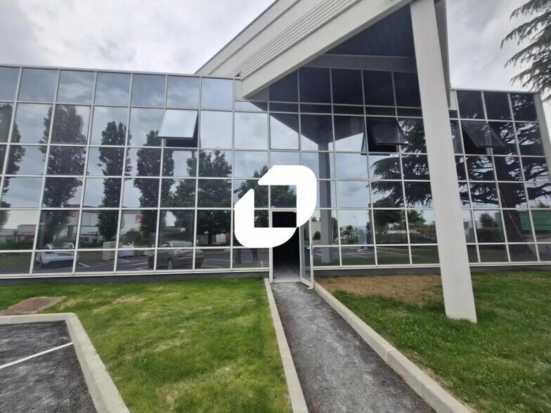 Local d'activités dans Fontenay-Trésigny à vendre - Photo de l’immeuble – Image 2 sur 6