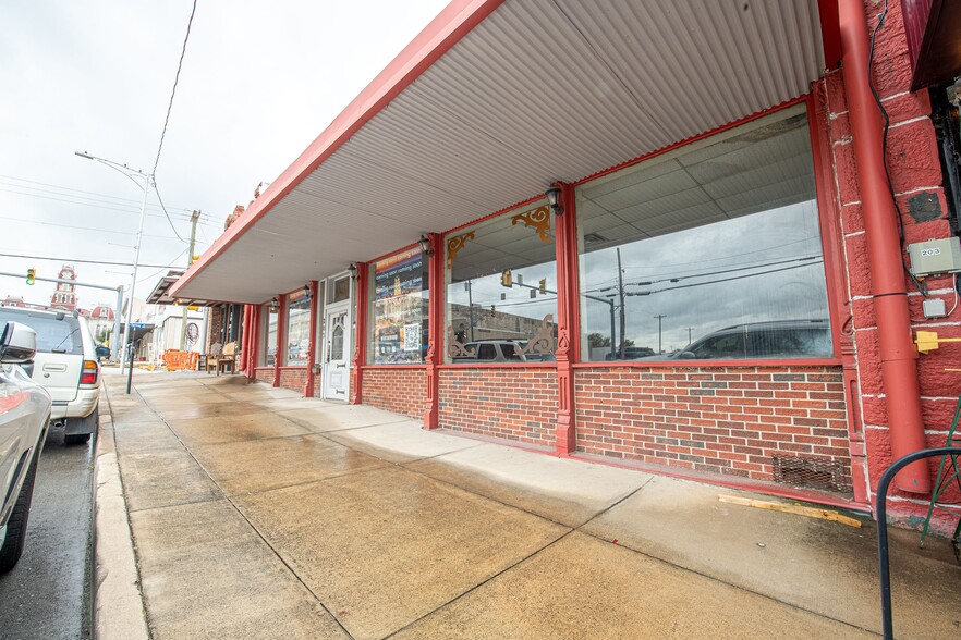 203 N Main St, Weatherford, TX à louer - Photo de l’immeuble – Image 3 sur 10