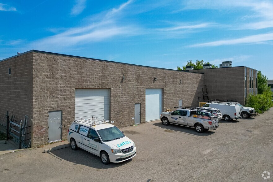3605 29th St NE, Calgary, AB à louer - Photo de l’immeuble – Image 3 sur 5