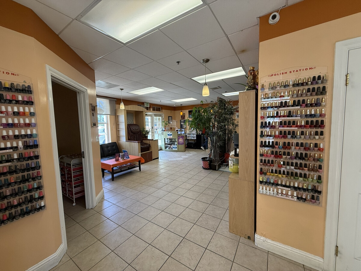 9030 Windsor Rd, Windsor, CA 95492 - Lot 9030 - - Photo intérieure - Image 2 of 12