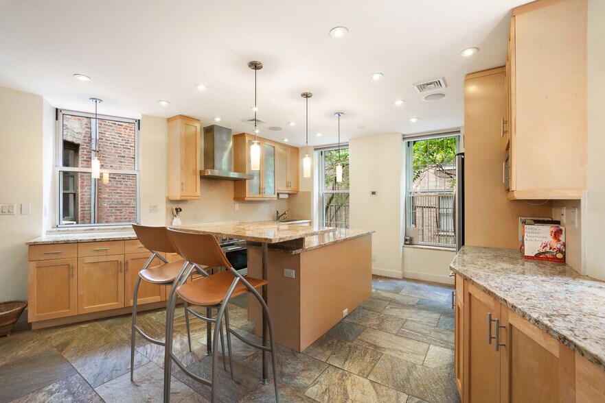 210 W 82nd St, New York, NY à vendre - Photo de l’immeuble – Image 2 sur 13