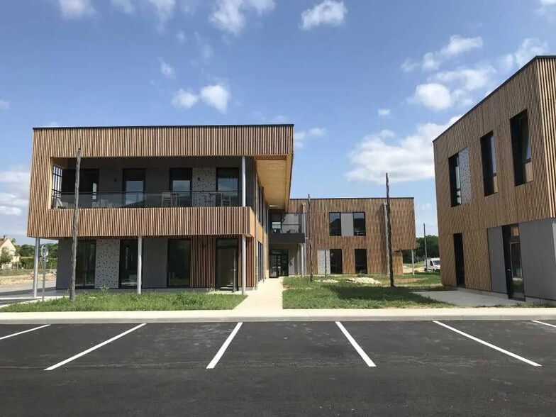 Bureau dans Lacroix-Saint-Ouen à louer - Photo de l’immeuble – Image 3 sur 11