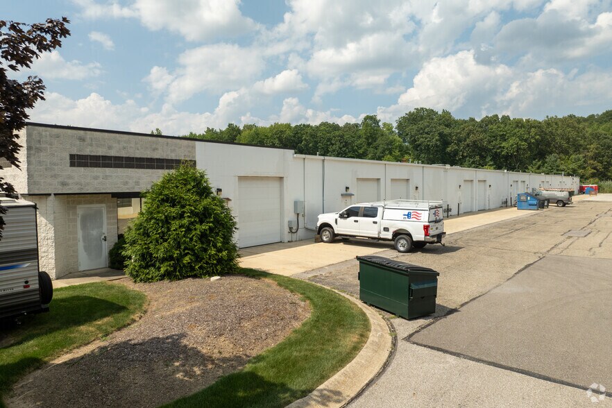 9337 Ravenna Rd, Twinsburg, OH à louer - Photo de l’immeuble – Image 2 sur 4
