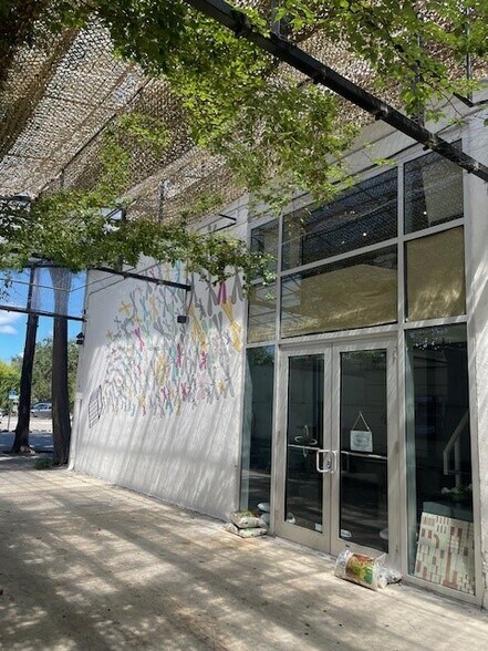 7610-7636 NE 4th Ct, Miami, FL à louer - Photo de l’immeuble – Image 3 sur 24