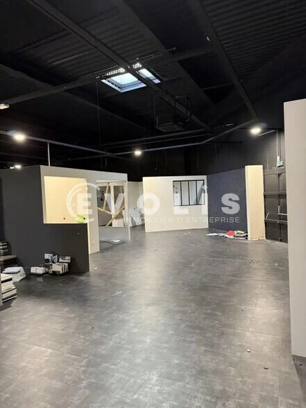 Local commercial dans Les Angles à louer - Photo de l’immeuble – Image 2 sur 6