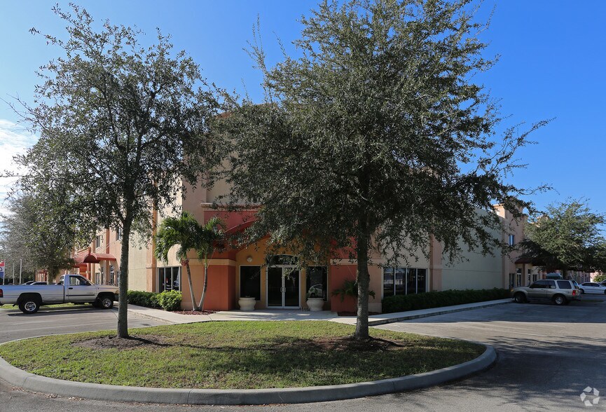 867-869 S Kings Hwy, Fort Pierce, FL à louer - Photo de l’immeuble – Image 2 sur 40