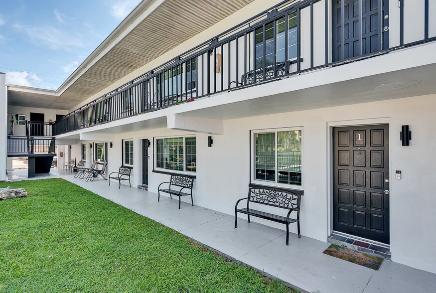 223 Dolphin Pt, Clearwater, FL à vendre - Photo de l’immeuble – Image 3 sur 18