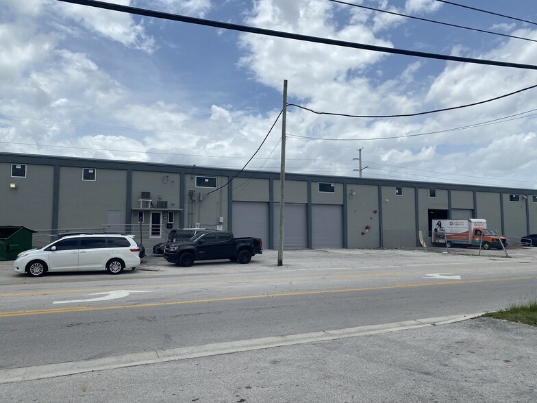 10000-10020 NW 79th Ave, Hialeah, FL à louer - Photo de l’immeuble – Image 1 sur 10